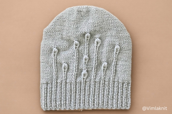 The finished leaf beanie, with stems and leaves of different heights.